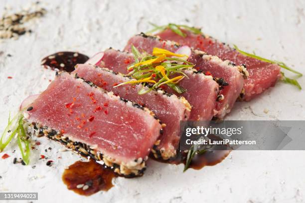 ahi tonno tataki con una vinegrette di soia - tuna foto e immagini stock
