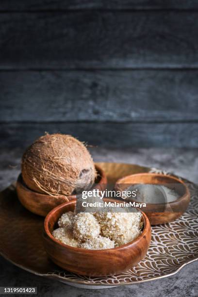 bolas de coco caseras coco laddoo indio dulce postre bolas de coco - krishna janmashtami fotografías e imágenes de stock