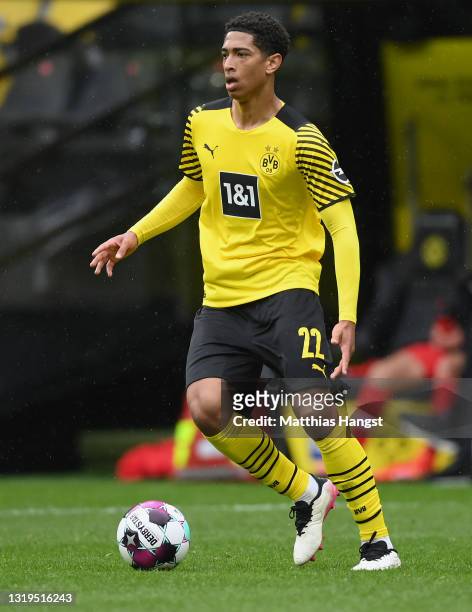 Jude Bellingham of Dortmund controls the ball during the Bundesliga match between Borussia Dortmund and Bayer 04 Leverkusen at Signal Iduna Park on...