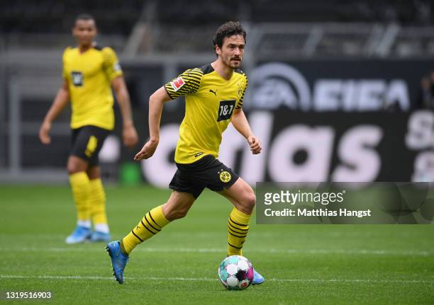 Thomas Delaney of Dortmund controls the ball during the Bundesliga match between Borussia Dortmund and Bayer 04 Leverkusen at Signal Iduna Park on...