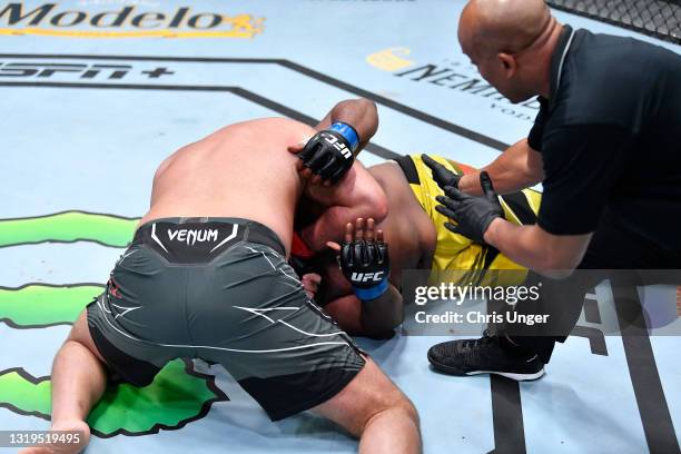 Ben Rothwell submits Chris Barnett in their heavyweight bout during the UFC Fight Night event at UFC APEX on May 22, 2021 in Las Vegas, Nevada.