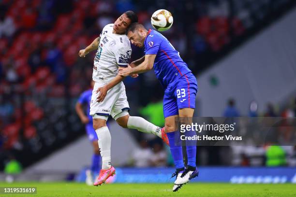 Roberto de la Rosa of Pachuca struggles for the ball against Pablo Aguilar of Cruz Azul during the semifinals second leg match between Cruz Azul and...