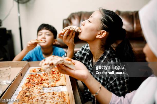 dinner party at home with pizza - rectangle pizza stock pictures, royalty-free photos & images