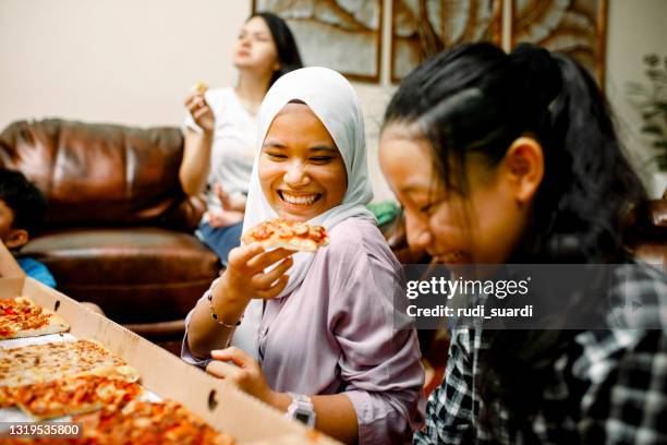 family party at home with pizza - indonesia family imagens e fotografias de stock