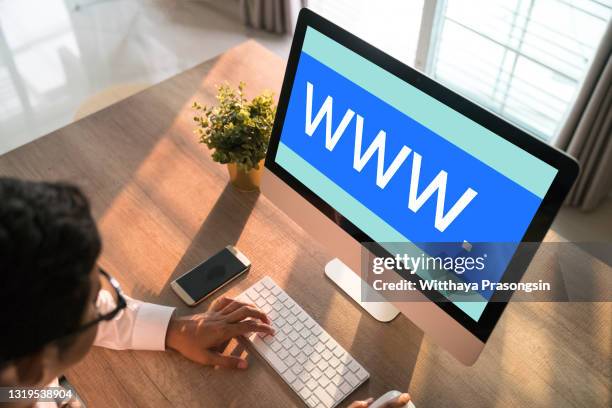 man working on a responsive web design - responsive web design stockfoto's en -beelden