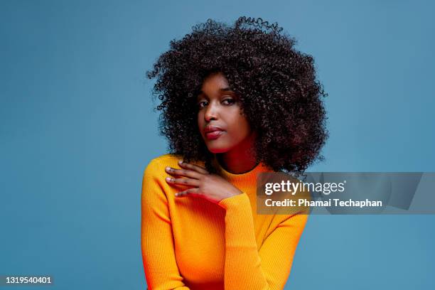 beautiful woman - portrait regard de côté studio photos et images de collection