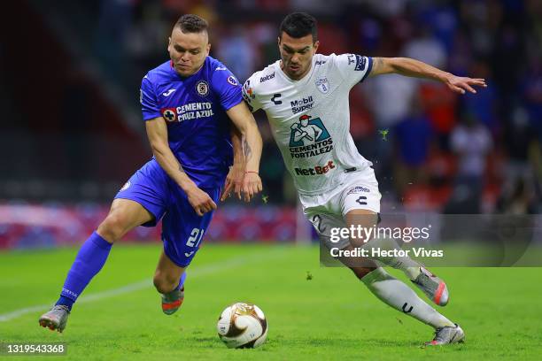 Gustavo Cabral of Pachuca struggles for the ball against Jonathan Rodriguez of Cruz Azul during the semifinals second leg match between Cruz Azul and...