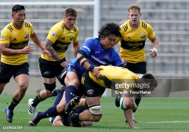 Harry Hockings of the Suntory Sungoliath is tackled Keita Inagaki of Panasonic Wild Knights during the Top League Playoff & Japan Rugby Championship...