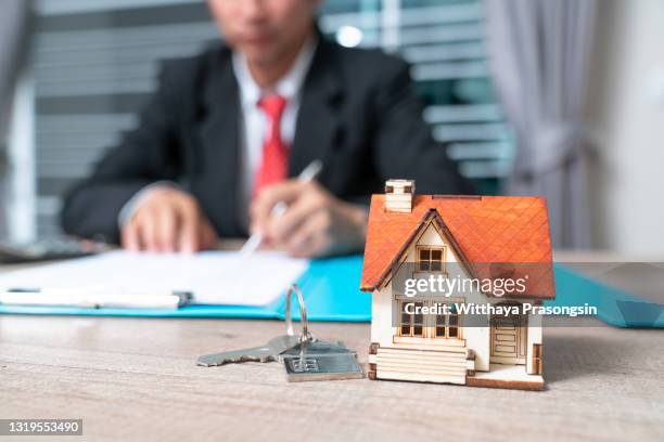 banks approve loans to buy homes. real estate concept - contrato de arrendamento imagens e fotografias de stock