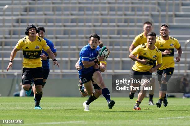 Kenki Fukuoka of Panasonic Wild Knights is tackled by Sean McMahon of the Suntory Sungoliath during the Top League Playoff & Japan Rugby Championship...