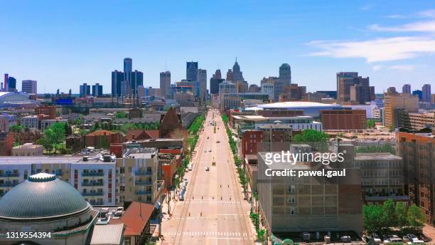 vista aérea da cidade de detroit com woodward ave - michigan - fotografias e filmes do acervo