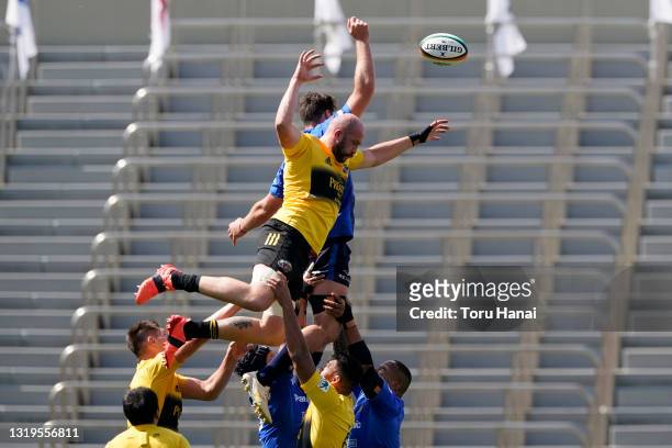 Jack Cornelsen of Panasonic Wild Knights and Joe Latta of the Suntory Sungoliath compete for a line out during the Top League Playoff & Japan Rugby...