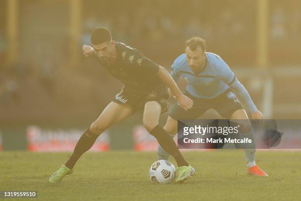 Steven Ugarkovic of the Wanderers Is challenged by Adam Le Fondre of Sydney FC during the A-League match between Sydney FC and Western Sydney...