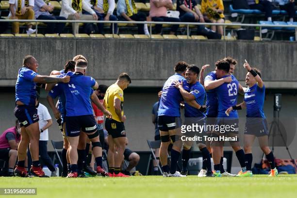 Panasonic Wild Knights players celebrate their 31-26 victory in the Top League Playoff & Japan Rugby Championship Final between Suntory Sungoliath...