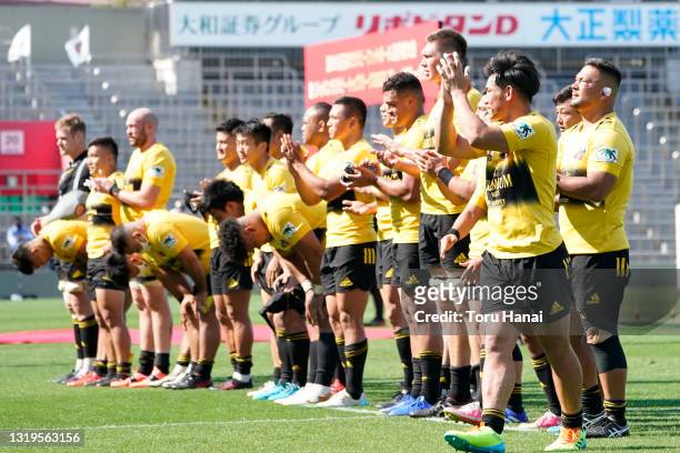 Suntory Sungoliath players applaud fans after the Top League Playoff & Japan Rugby Championship Final between Suntory Sungoliath and Panasonic Wild...