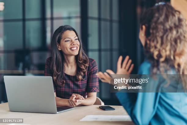 ビジネスについて話し合う同僚 - woman listening ストックフォトと画像