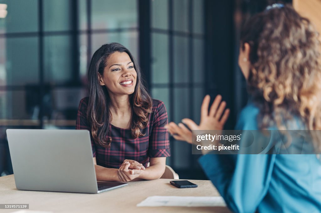 Colegas discutindo negócios