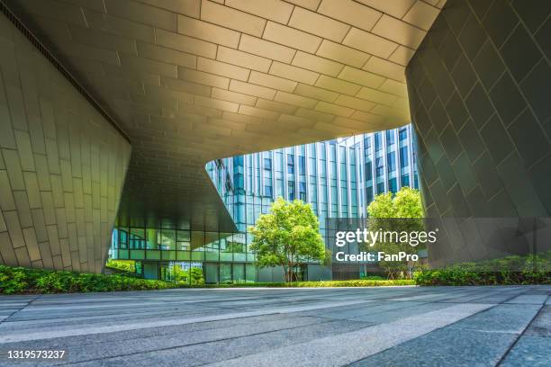 future ecological city - ciudadanos fotografías e imágenes de stock