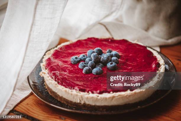 veganer käsekuchen mit heidelbeersauce - cheesecake stock-fotos und bilder