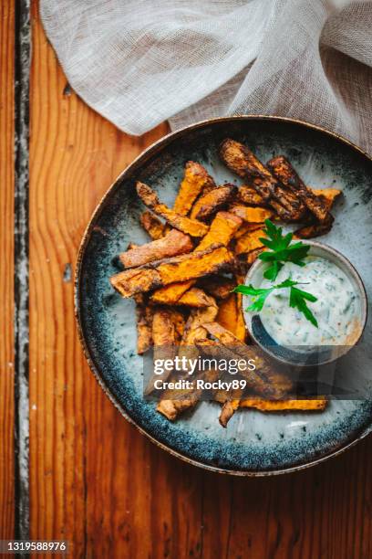 luftgebratene süßkartoffelchips mit veganer sauerrahm - airfryer stock-fotos und bilder