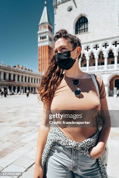 tourist in venedig trägt eine gesichtsmaske - mask culture stock-fotos und bilder