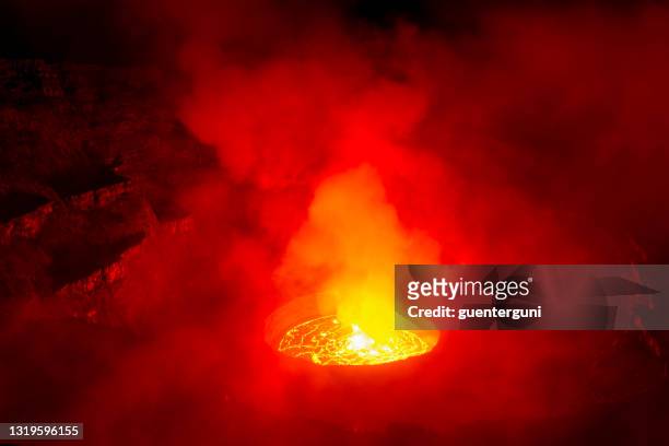 ニイラゴンゴ火山の溶岩湖を見る, コンゴ - ゴマ市 ストックフォトと画像
