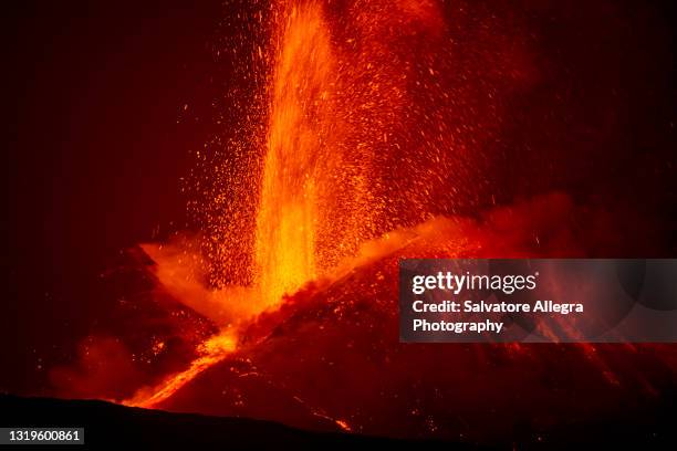 etna volcano eruption - etna foto e immagini stock