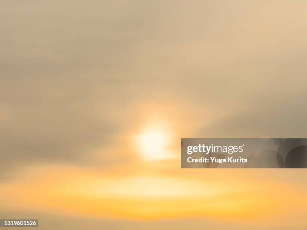 blurred sunrise over thin clouds - 高層雲 個照片及圖片檔