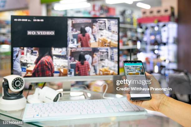 male hand press phone watch cctv - camera de surveillance photos et images de collection