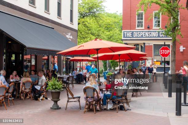 personas cenando al aire libre en el centro de lancaster - condado de lancaster pensilvania fotografías e imágenes de stock
