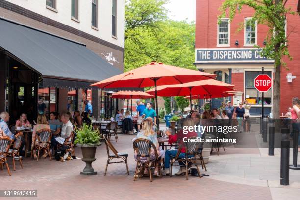 personas cenando al aire libre en el centro de lancaster - lancaster county pennsylvania fotografías e imágenes de stock