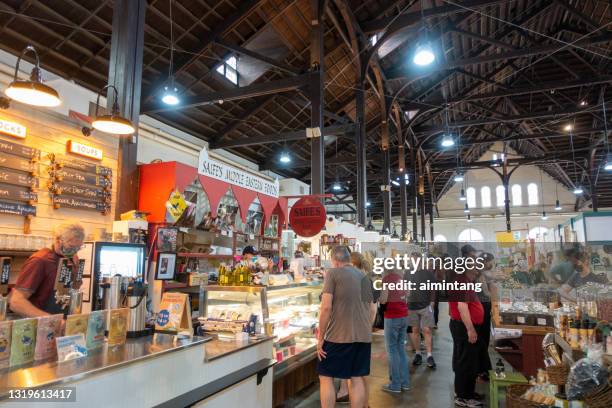 personas de compras en central market en el centro de lancaster - condado de lancaster pensilvania fotografías e imágenes de stock