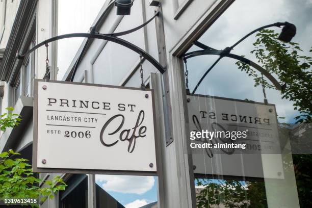 cartello all'aperto del prince st cafe nel centro di lancaster - lancaster città della pennsylvania foto e immagini stock
