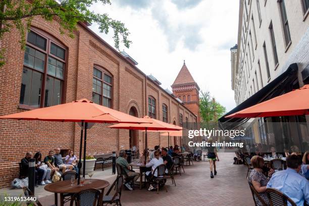 ランカスターのダウンタウンで屋外で食事をする人々 - ペンシルベニア州 ランカスター ストックフォトと画像