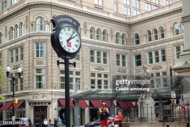 dos hombres charlando en la plaza de la ciudad en el centro de la ciudad de lancaster - lancaster county pennsylvania fotografías e imágenes de stock