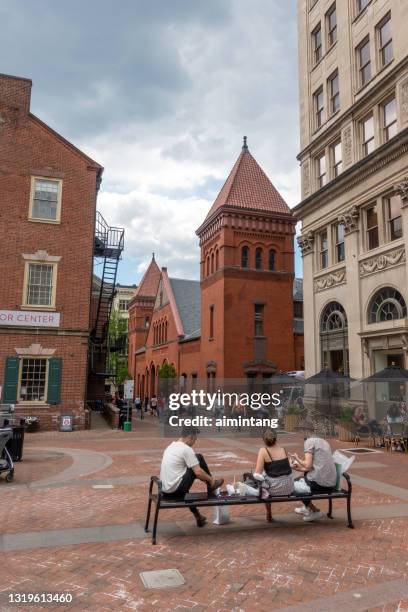 persone che mangiano all'aperto nel centro di lancaster - lancaster città della pennsylvania foto e immagini stock