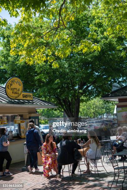 personnes dînant à l’extérieur au village de kettle de cuisine - lancaster-pennsylvania photos et images de collection