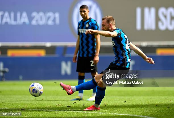 Christian Eriksen of FC Internazionale scores his side's second goal during the Serie A match between FC Internazionale Milano and Udinese Calcio at...