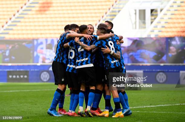 Lautaro Martinez of FC Internazionale celebrates with team mates after scoring their side's third goal during the Serie A match between FC...