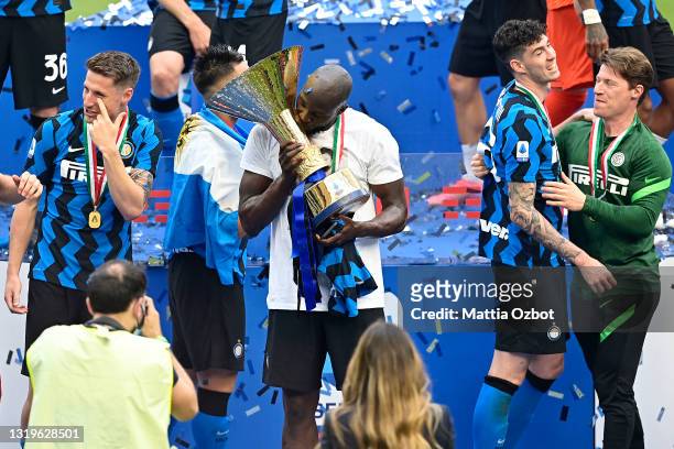 Romelu Lukaku of FC Internazionale celebrates with the Serie A trophy after the Serie A match between FC Internazionale Milano and Udinese Calcio at...