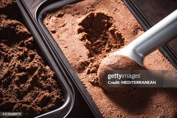 chocolade ijs scoop bal serveren ijs macro close-up - chocoladeijs stockfoto's en -beelden