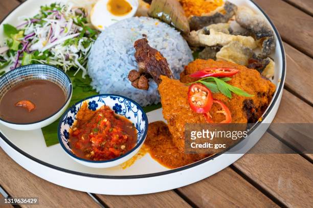 maleis traditioneel eten nasi kerabu - terengganu stockfoto's en -beelden