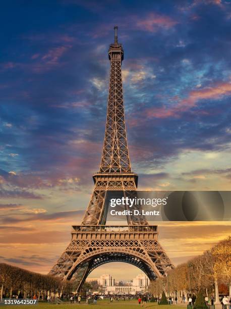 eiffel tower at sunset - eiffel tower at night stock pictures, royalty-free photos & images