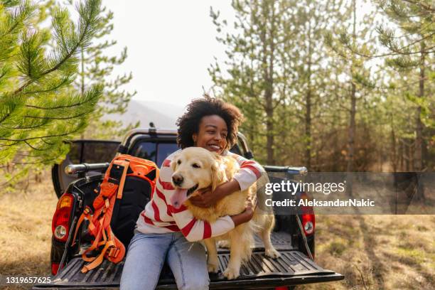 jonge vrouw op een roadtrip met haar beste vriend - car travel stockfoto's en -beelden