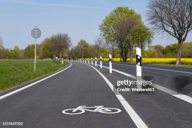 bicycle lane with boundary posts - carril para ciclistas fotografías e imágenes de stock