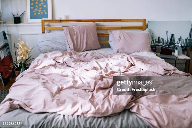 現代內飾：帶粉紅色床上用品的臥室 - messy bedroom 個照片及圖片檔