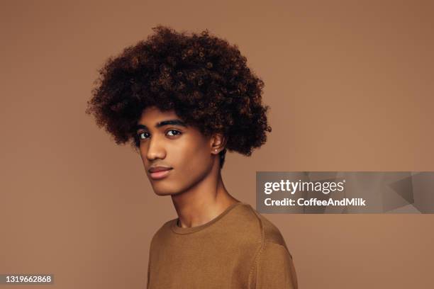 emotionele afrikaanse amerikaanse mens met afrikaans kapsel - young male model stockfoto's en -beelden