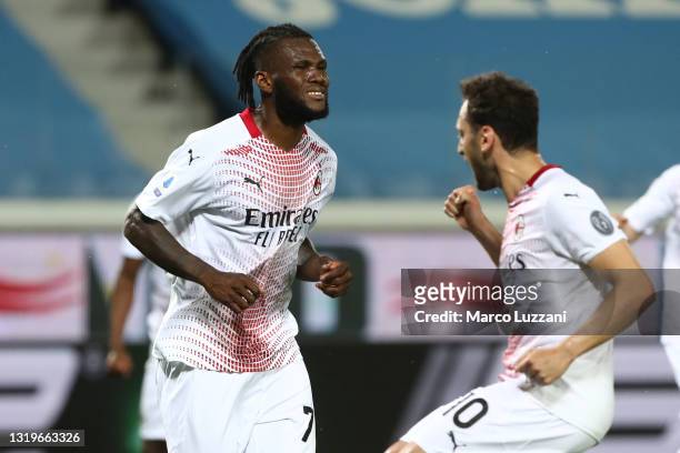 Franck Kessie of A.C. Milan celebrates after scoring his team's first goal during the Serie A match between Atalanta BC and AC Milan at Gewiss...