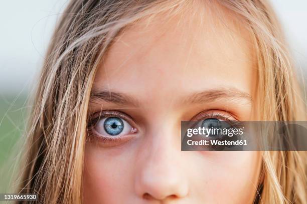 blond girl with blue eyes - child eyes stock-fotos und bilder