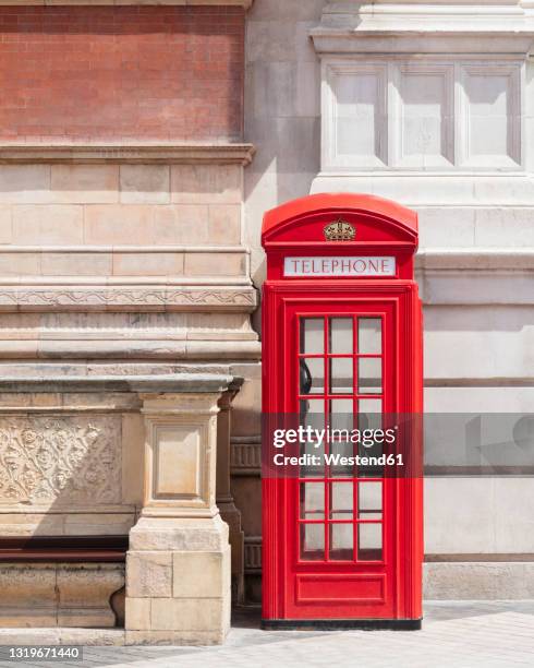red telephone booth - telefonzelle stock-fotos und bilder